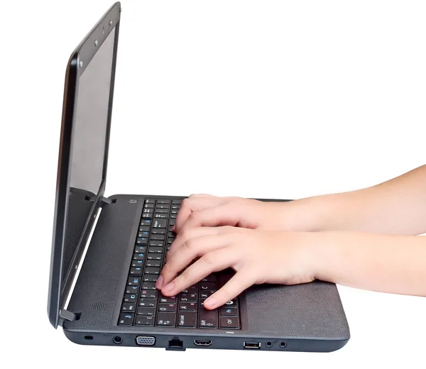 Mão feminina digitando no laptop — Fotografia de Stock