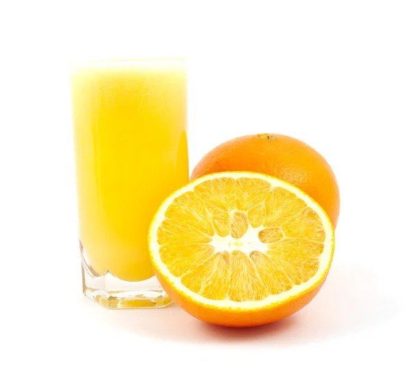 Cup vers geperst sinaasappelsap en sinaasappelen — Stockfoto