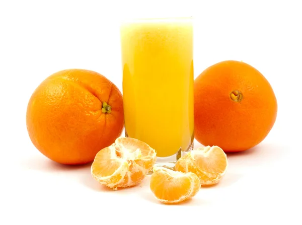 Szklanka świeżo wyciśniętego soku pomarańczowego i pomarańcze — Zdjęcie stockowe