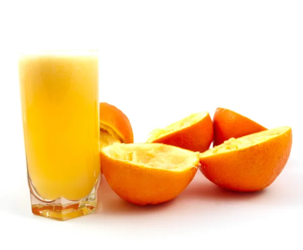 Copo de suco de laranja fresco-apertado e laranjas — Fotografia de Stock