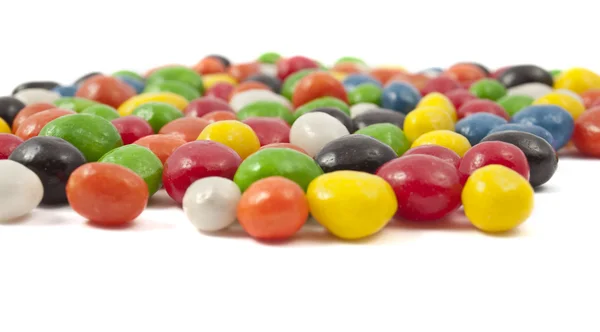 Beyaz Arkaplanda Renkli Şekerler — Stok fotoğraf