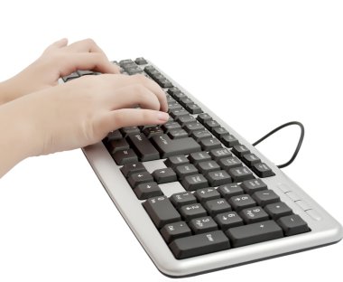 Beyaz bir arka plan ile klavye kadının ellerinde