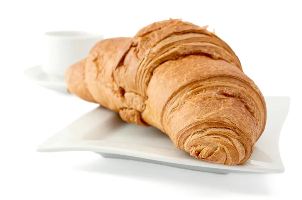 Croissant auf weißem Teller — Stockfoto