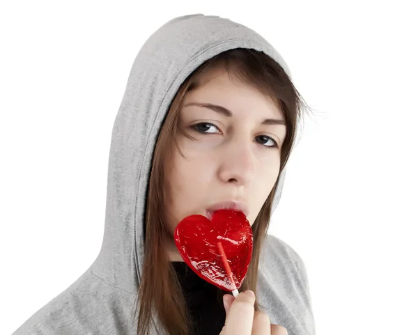 Coração vermelho doce nos lábios da menina — Fotografia de Stock