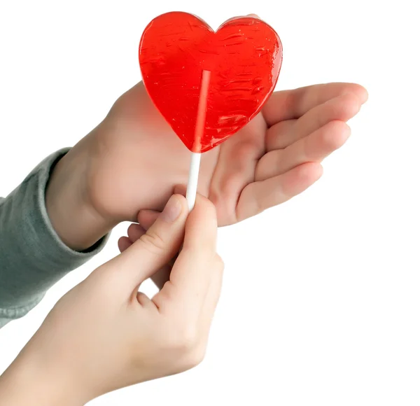 Doce Coração Vermelho Nas Mãos Fundo Branco — Fotografia de Stock