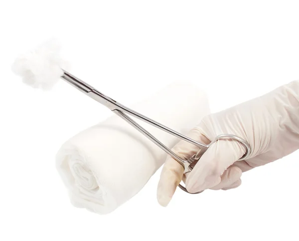 Instrumento Cirúrgico Mão Médico Uma Bandagem Fundo Branco — Fotografia de Stock