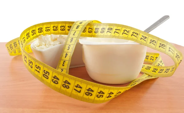 Queso de cabaña y yogur con cinta de centímetro —  Fotos de Stock