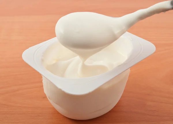 Yogur Sobre Una Mesa Madera —  Fotos de Stock