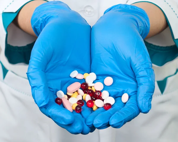 Leki w rękach lekarza — Zdjęcie stockowe