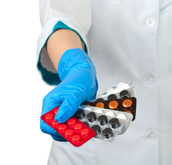 Drugs in de handen van een arts — Stockfoto