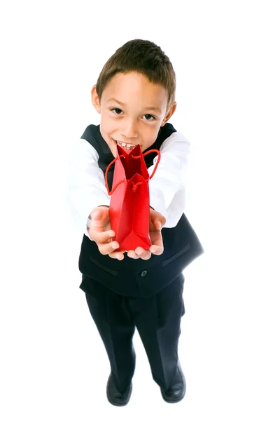 Мальчик держит красную сумку — стоковое фото