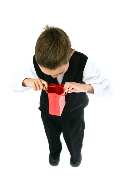 Хлопчик тримає червону сумку — стокове фото