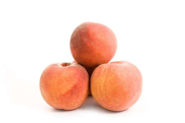 Perziken geïsoleerd op wit — Stockfoto