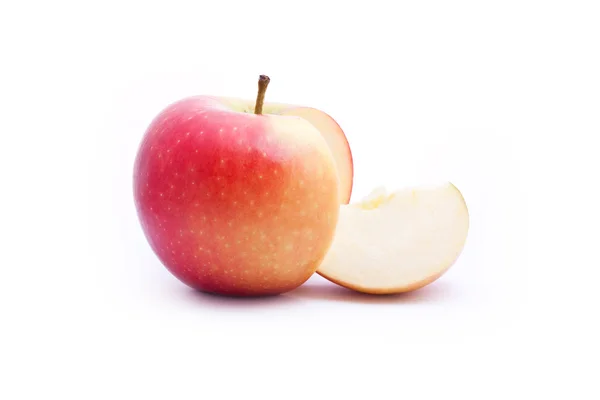 Gesneden Rode Appel Geïsoleerd Wit — Stockfoto