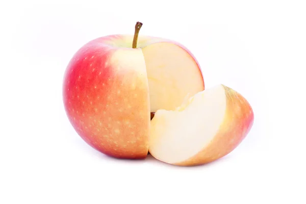 Нарезанное красное яблоко изолировано — стоковое фото
