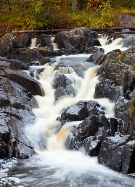 Cascada de montaña. agua corriente rápida —  Fotos de Stock