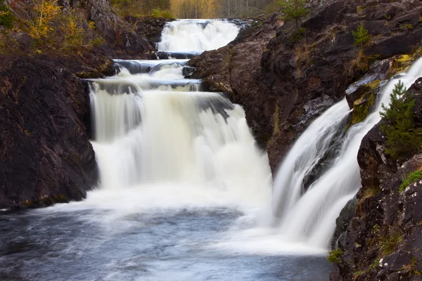 Горный водопад. быстрая вода — стоковое фото