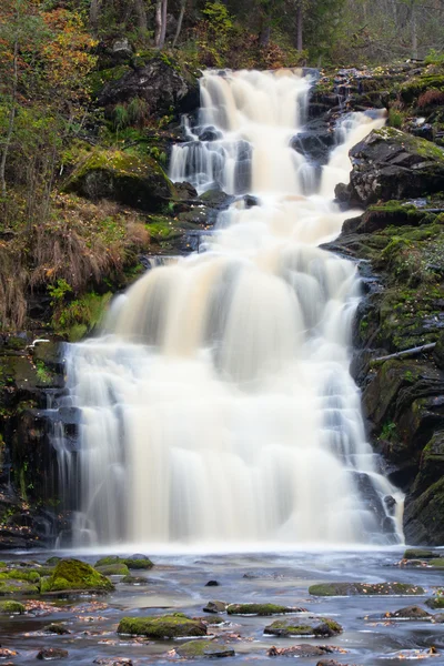 Гірський водоспад. швидкий потік води — стокове фото