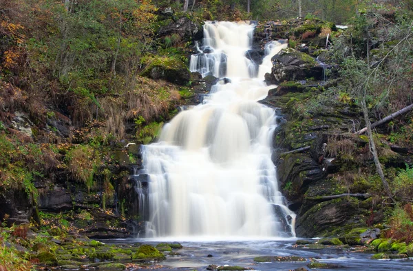 Горный водопад. быстрый поток воды. осенний пейзаж — стоковое фото