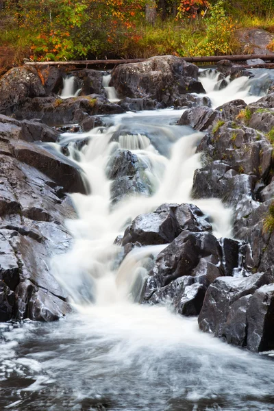 Horská vodopád. rychlý proud vody. podzimní krajina — Stock fotografie