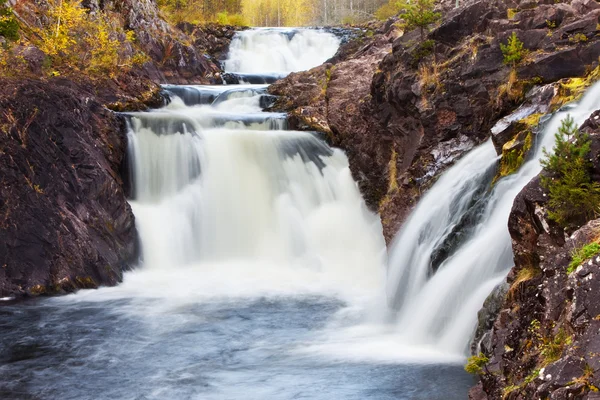 Горный водопад. быстрый поток воды. осенний пейзаж — стоковое фото