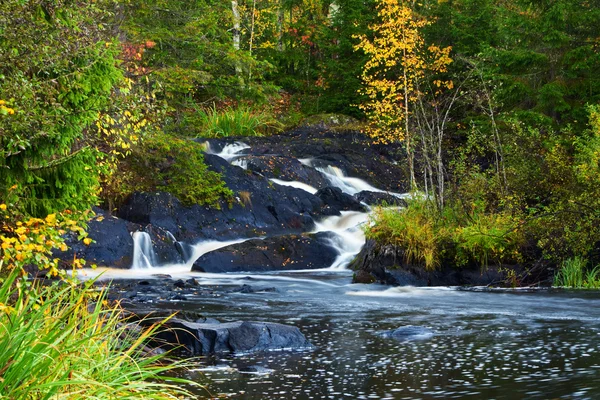 山の滝。高速ストリーム水。秋の風景 — ストック写真