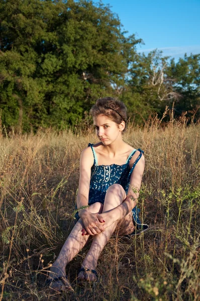 Giovane ragazza sull'erba — Foto Stock