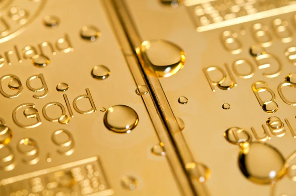Gotas em um ouro — Fotografia de Stock