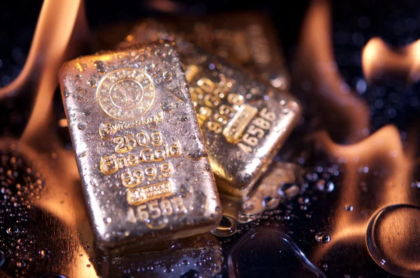 Goldbars and flame — Stock Photo, Image