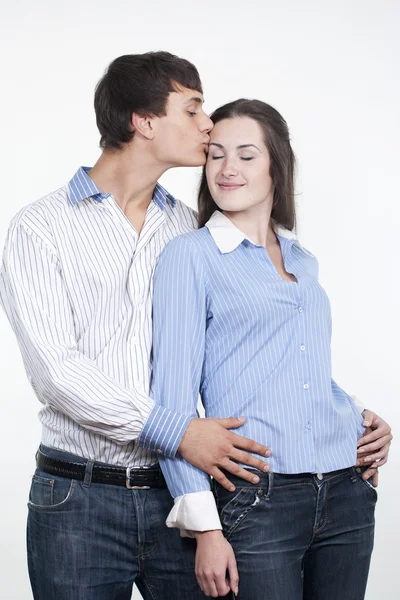 Krásná mladá líbající se pár — Stock fotografie