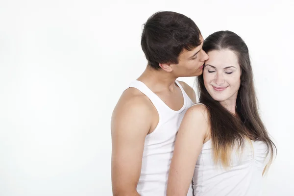 美しい若いカップルのキス — ストック写真