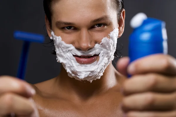 Jóképű férfi borotválkozási — Stock Fotó