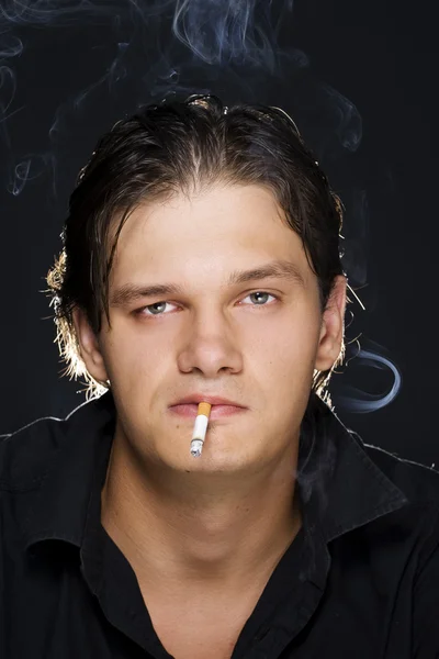 Homem fumando um cigarro — Fotografia de Stock