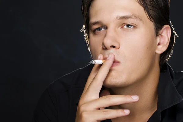 Sigara içen bir adam — Stok fotoğraf