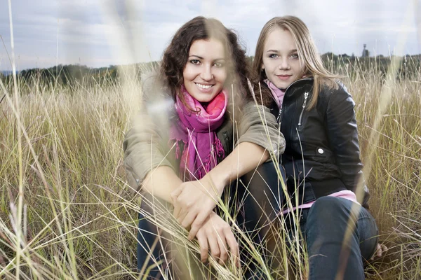 Retrato de outono de duas jovens mulheres — Fotografia de Stock