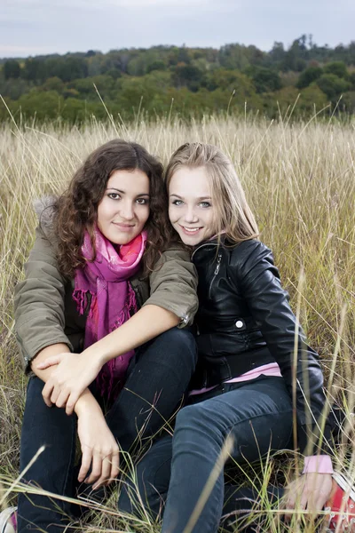 Höst porträtt av två unga kvinnor — Stockfoto