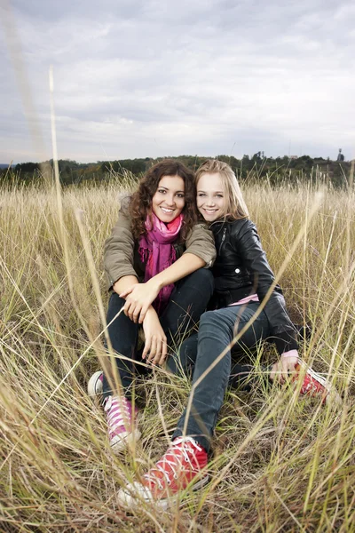 Podzimní portrét dvou mladých žen — Stock fotografie