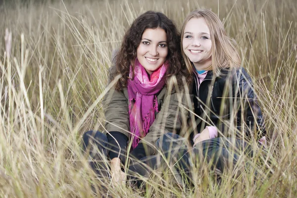 Retrato de otoño de dos mujeres jóvenes — Foto de Stock