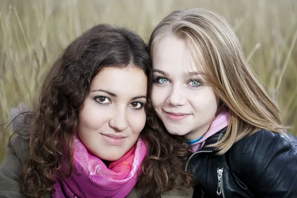 Sonbahar iki genç kadın portresi — Stok fotoğraf