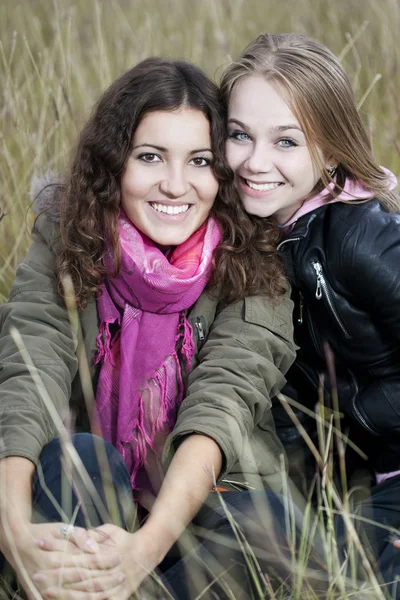 Φθινόπωρο πορτρέτο των δύο νεαρών γυναικών — Φωτογραφία Αρχείου