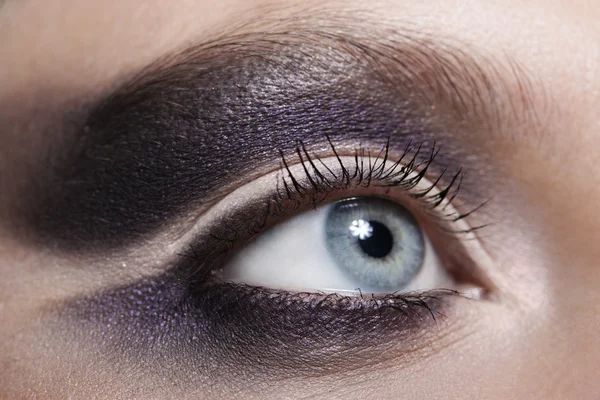 Linda maquiagem violeta — Fotografia de Stock