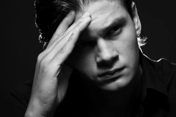 Расстроенный молодой человек — стоковое фото