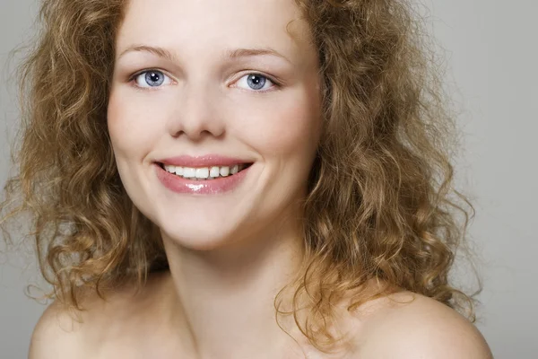 Jonge vrouw met krullende haren — Stockfoto