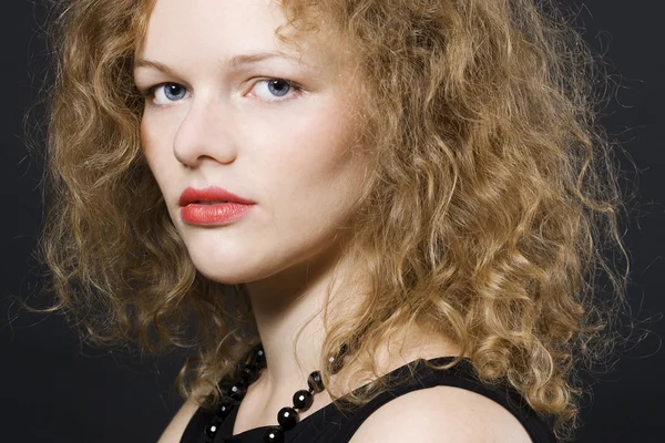 Mulher jovem com cabelos encaracolados — Fotografia de Stock