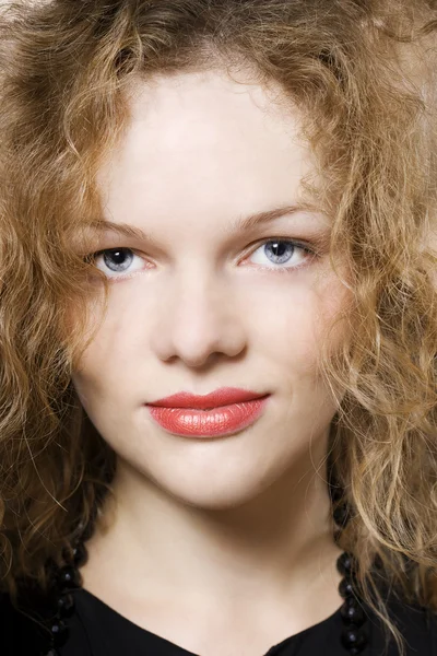 Jonge vrouw met krullende haren — Stockfoto