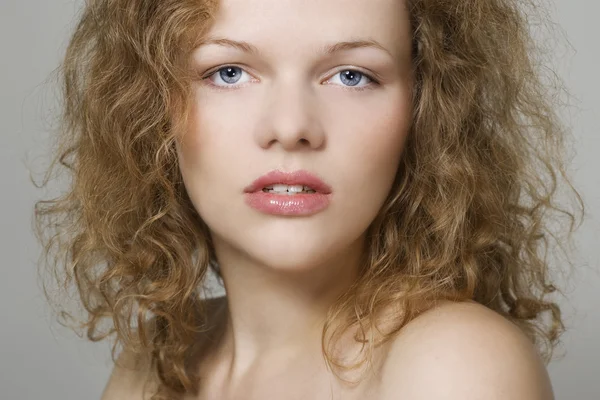 Genç kadın kıvırcık saçlar — Stok fotoğraf