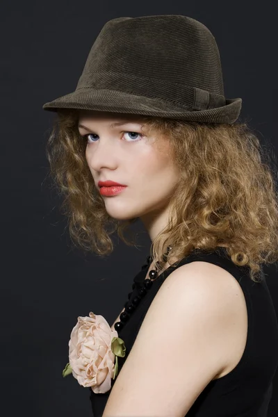 Молода жінка з капелюхом — стокове фото
