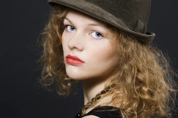 Mladá žena s kloboukem — Stock fotografie