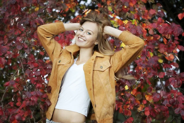 Donna nel parco d'autunno — Foto Stock