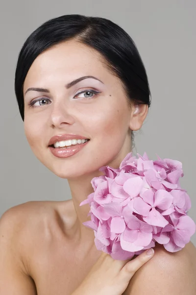 Krásná žena s květinou — Stock fotografie